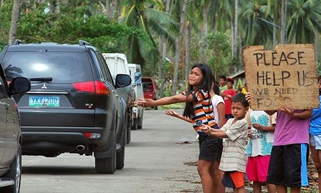 Trẻ em vùng bão Philippines đổ ra đường để xin ăn