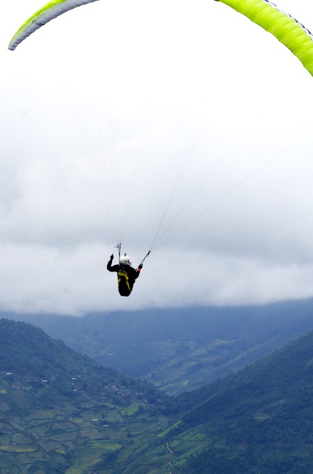 Nhảy d&ugrave; v&agrave; ruộng bậc thang